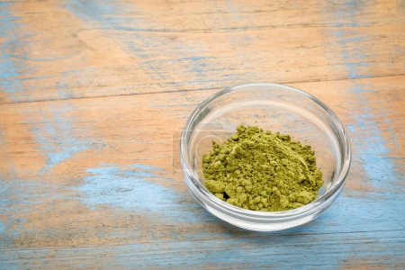 Téléchargez les photos : Poudre de thé vert matcha biologique dans un petit bol en verre contre le bois grunge - en image libre de droit