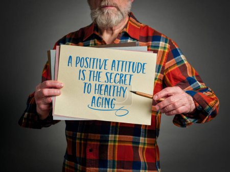 Foto de Una actitud positiva es el secreto para el envejecimiento saludable - nota inspiradora en poder de un hombre mayor - Imagen libre de derechos