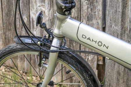 Foto de Fort Collins, CO, Estados Unidos - 7 de mayo de 2023: Un detalle de una bicicleta plegable popular y ligera, Dahon Mariner D8 con marco de aluminio. - Imagen libre de derechos