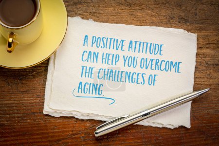 Téléchargez les photos : Une attitude positive peut vous aider à surmonter les défis du vieillissement, note inspirante sur un papier d'art - en image libre de droit