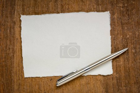Foto de Pequeña hoja de papel de trapo blanco Khadi en blanco del sur de la India contra papel de corteza texturizado - Imagen libre de derechos