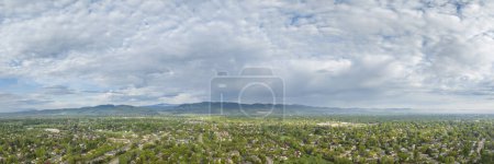 Foto de Zona residencial de Fort Collins y las estribaciones de las Montañas Rocosas en el norte de Colorado, vista panorámica aérea en paisajes de primavera - Imagen libre de derechos