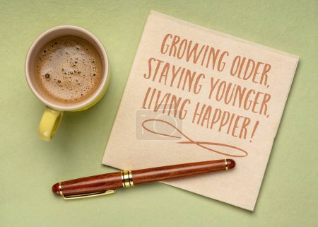 Foto de Envejecer, mantenerse más joven, vivir más feliz - nota inspiradora en una servilleta, envejecimiento saludable, estilo de vida y concepto de desarrollo personal - Imagen libre de derechos