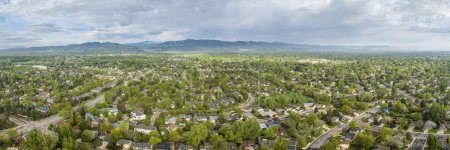 Téléchargez les photos : Quartier résidentiel de Fort Collins et des contreforts des montagnes Rocheuses dans le nord du Colorado, vue panoramique aérienne dans les paysages printaniers - en image libre de droit