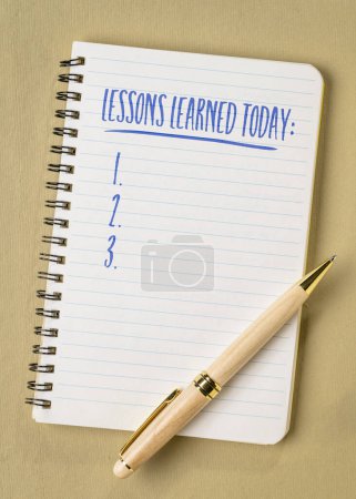 Foto de Lecciones aprendidas hoy, una lista en un cuaderno o diario, concepto de diario - Imagen libre de derechos