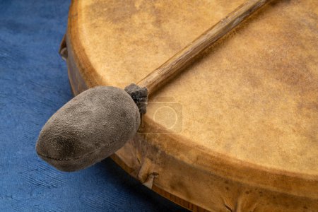 Foto de Handmade, native American style, shaman frame drum with a beater - Imagen libre de derechos