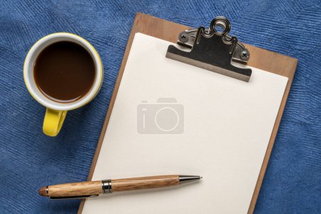 Téléchargez les photos : Presse-papiers avec un papier blanc, bureau plat couché avec une tasse de café et un stylo élégant - en image libre de droit