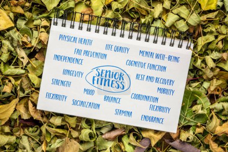 Foto de Nube palabra fitness senior en un cuaderno de bocetos contra el follaje en los colores de otoño, el envejecimiento y el concepto de estilo de vida saludable - Imagen libre de derechos