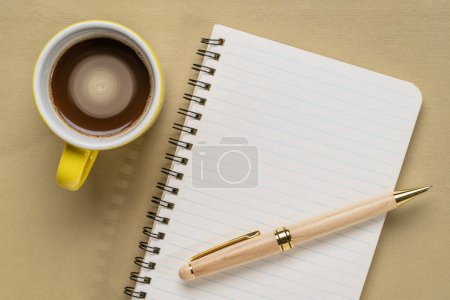 Téléchargez les photos : Carnet de croquis en spirale vierge contre papier texturé avec une tasse de café, bureau plat laïc - en image libre de droit