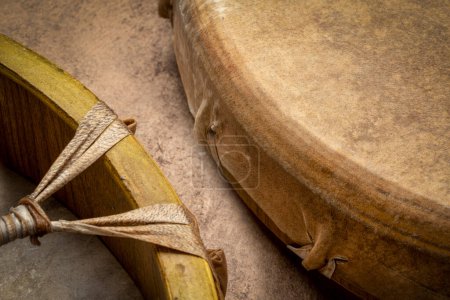 Téléchargez les photos : Deux tambours de chaman faits à la main, style amérindien, recouverts de peau de chèvre - en image libre de droit