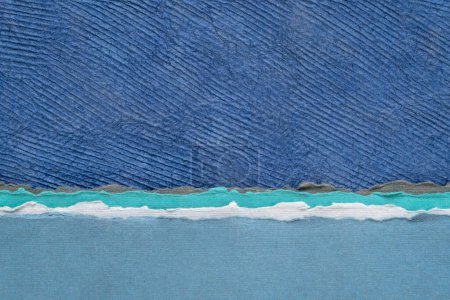 Téléchargez les photos : Paysage abstrait avec un ciel bleu et l'océan une collection de papiers d'art texturés à la main - en image libre de droit