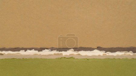Téléchargez les photos : Paysage abstrait dans des tons pastel marron et vert - une collection de papiers chiffon faits à la main - en image libre de droit