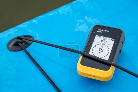 Foto de Fort Collins, CO, EE.UU. - 6 de junio de 2023: Garmin dispositivo GPS Etrex SE portátil en una cubierta húmeda de stand up paddleboard. - Imagen libre de derechos