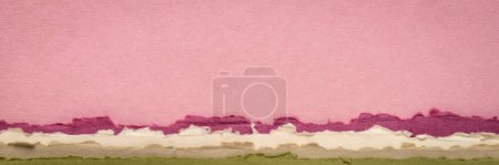 Téléchargez les photos : Paysage abstrait dans des tons pastel rose - une collection de papiers chiffon faits à la main - en image libre de droit