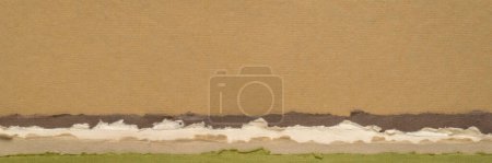 Téléchargez les photos : Paysage abstrait dans des tons pastel marron et vert une collection de papiers chiffon faits à la main, bannière panorama - en image libre de droit