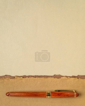 Téléchargez les photos : Paysage de papier abstrait dans des tons de terre pastel - collection de papiers chiffon faits à la main avec un stylo de luxe en bois - en image libre de droit