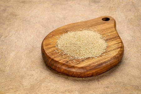 Téléchargez les photos : Grain d'amarante sans gluten sur une mini planche à découper en bois - en image libre de droit