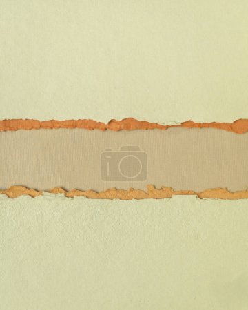 Téléchargez les photos : Paysage de papier abstrait dans les tons pastel vert, orange et marron - collection de papiers chiffon faits à la main, bannière en format vertical - en image libre de droit