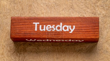 Téléchargez les photos : Mardi et mercredi texte sur bloc de bois contre papier d'écorce fait à la main dans des tons de terre, concept de calendrier - en image libre de droit