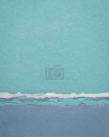 Téléchargez les photos : Paysage de papier abstrait dans des tons pastel bleu - collection de papiers chiffon faits à la main - en image libre de droit