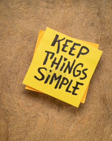 Foto de Mantener las cosas simples - escritura a mano en una nota recordatorio, simplicidad, minimalismo o concepto de estilo de vida - Imagen libre de derechos
