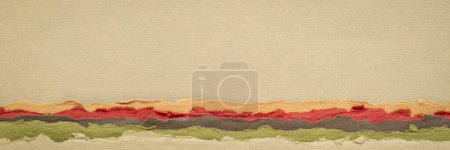 Téléchargez les photos : Paysage de papier abstrait dans des tons de terre pastel - collection de papiers chiffon faits à la main, bannière panoramique - en image libre de droit