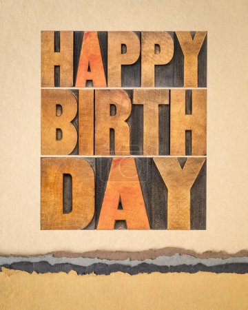 Téléchargez les photos : Carte de vœux joyeux anniversaire - texte en bois de typographie vintage contre papier d'art - en image libre de droit