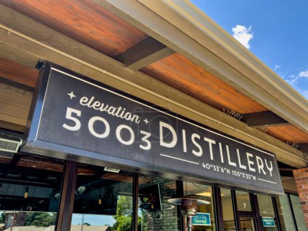 Foto de Fort Collins, CO, EE.UU. - 10 de julio de 2023: Elevation 5003 Distillery, una tienda local y en línea de bebidas alcohólicas, licores y cócteles con patio y sala de degustación. - Imagen libre de derechos