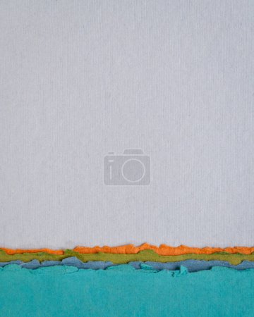 Téléchargez les photos : Paysage de papier abstrait dans des tons pastel bleu - collection de papiers chiffon faits à la main - en image libre de droit
