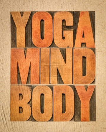 Foto de Yoga, mente, cuerpo palabra abstracta - texto en tipografía tipo madera sobre papel hecho a mano, meditación, bienestar y concepto de estilo de vida - Imagen libre de derechos