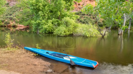 Téléchargez les photos : Tour stand up paddleboard sur un lac aux contreforts du Colorado - Horsetooth réservoir dans les paysages d'été - en image libre de droit