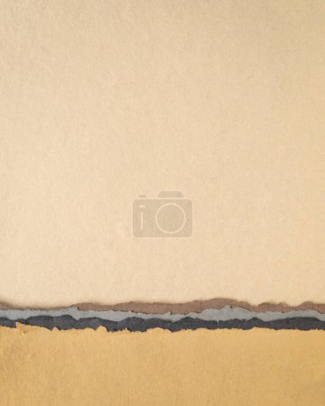 Téléchargez les photos : Paysage de papier abstrait dans des tons de terre pastel - collection de papiers chiffon faits à la main - en image libre de droit