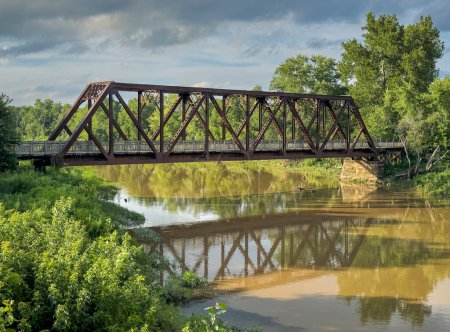 Téléchargez les photos : Chevalet sur Katy Trail dans le Missouri sur Auxvasse Creek près de Mokane - piste cyclable de 237 miles s'étendant sur la majeure partie de l'état du Missouri converti de chemin de fer abandonné - en image libre de droit