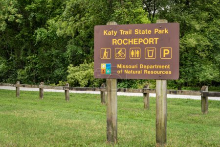 Téléchargez les photos : Rocheport, MO, États-Unis - 3 août 2023 : Panneau de bienvenue pour Katy Trail State Park. Le parc est le plus long projet national de chemin de fer-à-sentiers, 237 mile piste cyclable, s'étendant des Machens à Clinton. - en image libre de droit