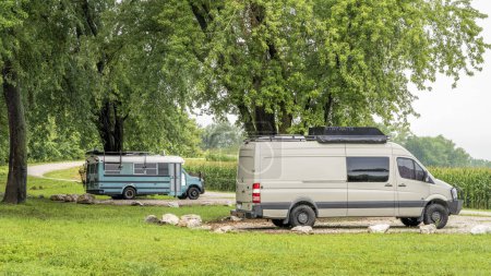 Téléchargez les photos : Blackwater, MO, États-Unis - Le 4 août 2023 : Le camping-car Mercedes Sprinter et un camping-car converti de l'ancien autobus scolaire font escale sur la rive de la rivière Lamine à Roberts Bluff Access. - en image libre de droit