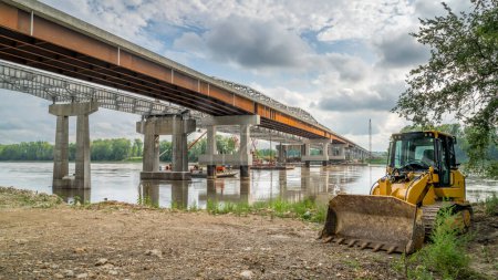 Téléchargez les photos : Construction d'un pont au-dessus de la rivière Missouri près de Rocheport dans le Missouri vu de Katy Trail - en image libre de droit