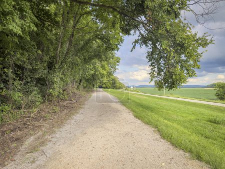 Téléchargez les photos : Katy Trail dans le Missouri rural près de Bluffton dans les paysages d'été. Le sentier Katy est un sentier cyclable de 237 milles converti d'un ancien chemin de fer. - en image libre de droit