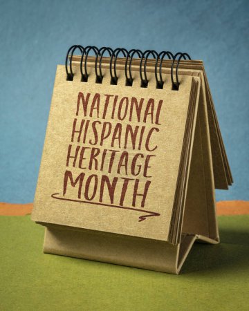 Téléchargez les photos : Mois national du patrimoine hispanique (15 septembre - 15 octobre) - écriture manuscrite dans un carnet de croquis ou un calendrier de bureau, rappel d'un événement culturel - en image libre de droit