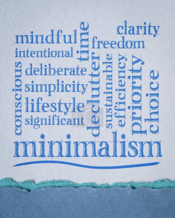 Téléchargez les photos : Nuage de mots associés au minimalisme comme mode de vie - texte sur papier d'art, concept de simplification et de déception - en image libre de droit