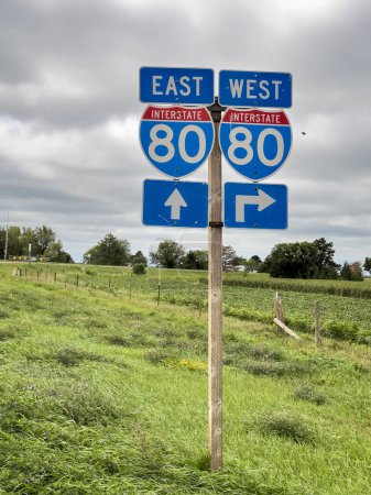 Téléchargez les photos : Autoroute inter-états 80 direction panneaux routiers dans le Nebraska rural - en image libre de droit