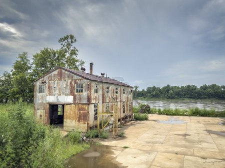 Foto de Edificio industrial abandonado en el viejo astillero a orillas del río Misuri - Imagen libre de derechos