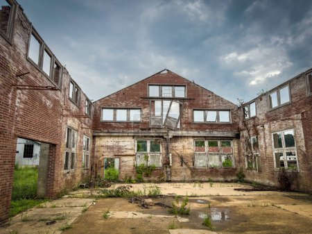 Foto de Edificio industrial abandonado en el viejo astillero a orillas del río Misuri - Imagen libre de derechos
