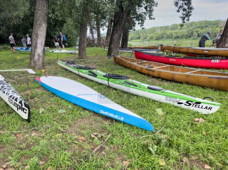 Téléchargez les photos : Kansas City, KS, États-Unis - 31 juillet 2023 : pagayeurs avec planche à pagaie debout, kayaks et canots au parc Kaw Point, confluent des rivières Missouri et Kansas. - en image libre de droit