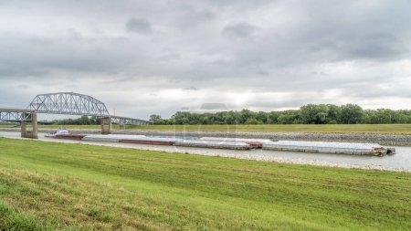 Foto de Remolcador con barcazas está pasando por debajo de un puente en la Cadena de Rocas Canal de MIssissippi río sobre St Louis - Imagen libre de derechos