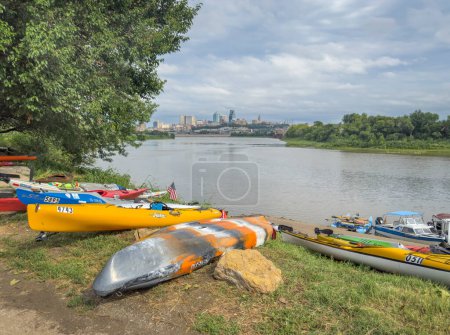 Téléchargez les photos : Kansas City, KS - 31 juillet 2023 : Kayak et canots au parc Kaw Point, confluent des rivières Missouri et Kansas, avec un paysage urbain de Kansas City, MO. - en image libre de droit