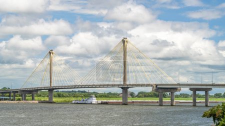Téléchargez les photos : Remorquage avec barges os passant sous le pont Clark, un pont à haubans traversant le fleuve Mississippi entre West Alton, Missouri et Alton, Illinois. - en image libre de droit