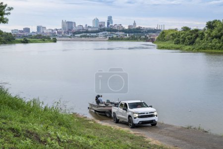 Photo for Kansas City, KS, USA - August 6, 2023: Launching a fishing boat at Kaw Point ramp at conflunce of Missouri and Kansas River with a cityscape of Kansas City, MO. - Royalty Free Image