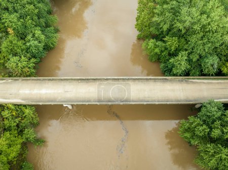 Foto de Carretera y puente sobre el río Lamine inundado con escombros flotantes, vista aérea en Roberts Bluff acceso en Missouri - Imagen libre de derechos