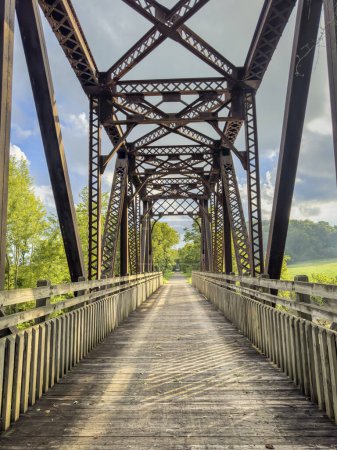 Téléchargez les photos : Chevalet sur Katy Trail dans le Missouri sur la rivière Middle près de Mokane - piste cyclable de 237 miles s'étendant sur la majeure partie de l'état du Missouri est converti de chemin de fer abandonné - en image libre de droit