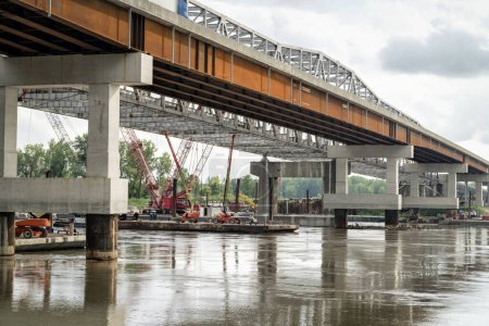 Téléchargez les photos : Construction d'un pont au-dessus de la rivière Missouri près de Rocheport dans le Missouri vu de Katy Trail - en image libre de droit
